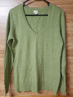Caslon Light Green V-Neck Sweater Size L